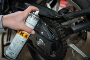 Dégraissage d'une chaine moto