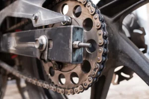 Tension de chaine moto