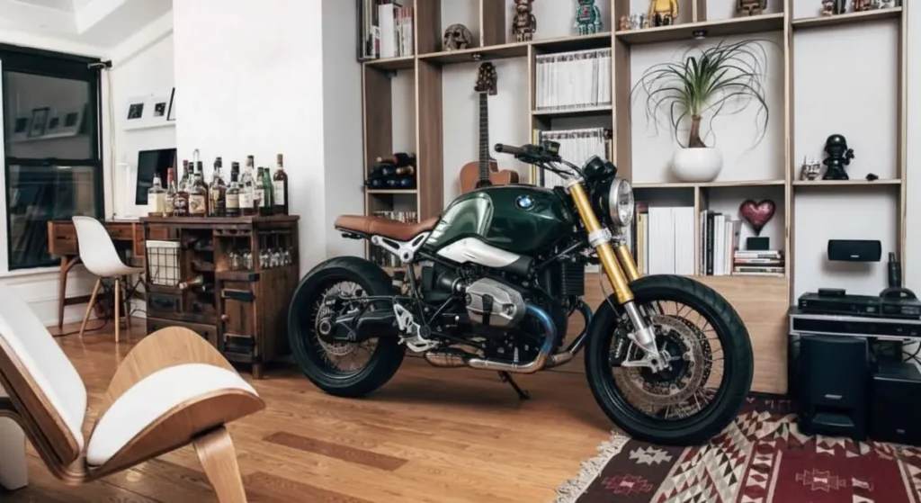 moto (BMW) dans le salon