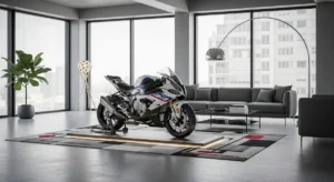 moto (M1000RR) dans le salon