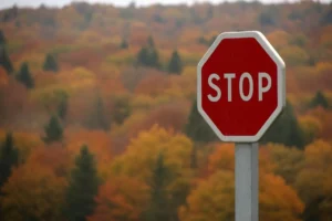 Quelle est la signification du panneau STOP