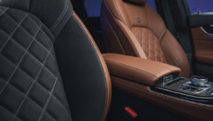 découvrez les avantages et inconvénients du cuir et de l'alcantara pour la sellerie intérieure de votre voiture afin de faire le meilleur choix selon vos goûts et besoins.